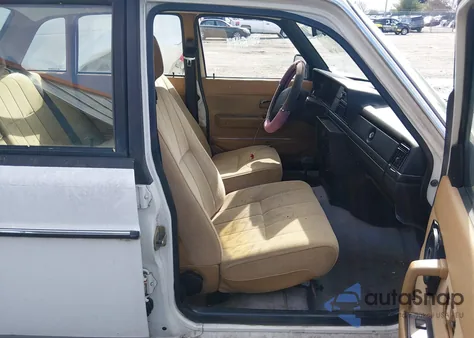 1990 Volvo 240 из США, поврежденный, VIN LOT-1-44669508